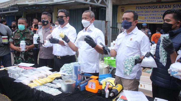 “Pabrik Obat Terlarang Berkedok Gudang Sembako Digerebek di Bekasi, 3 Orang Diamankan”