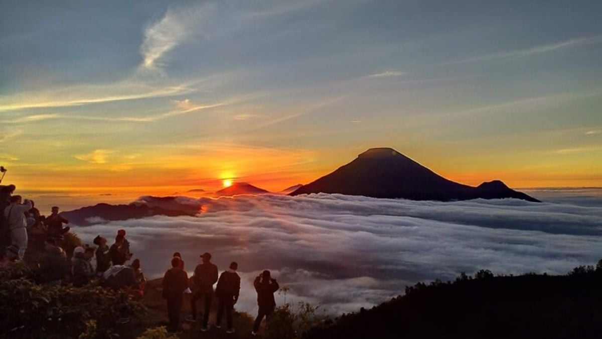 “Menikmati Sunrise Emas di Puncak Sikunir: Negeri di Atas Awan Dieng”