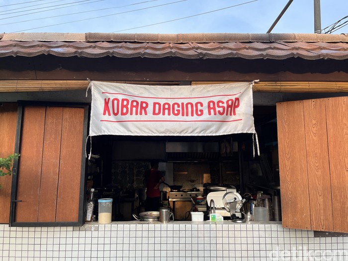 Kuliner Daging Asap di Kalimalang Viral, Dimasak 10 Jam dengan Aroma Smoky Menggoda