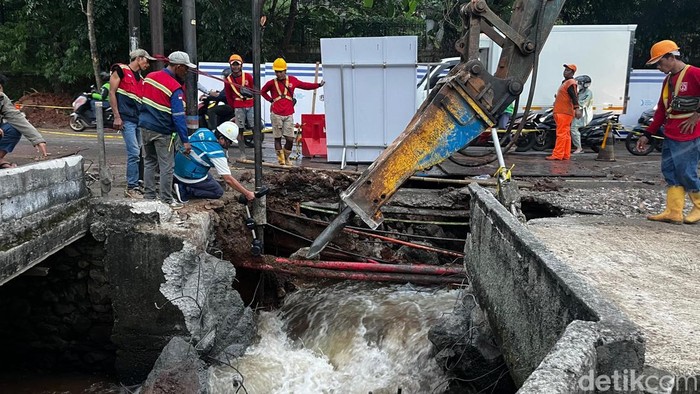 Perbaikan Jalan Amblas di Lenteng Agung Berlanjut, Turap Saluran Air Mulai Dibongkar